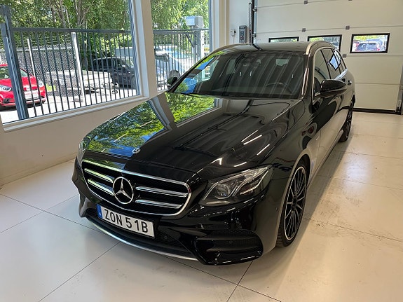 Mercedes-Benz E220 2 of 5