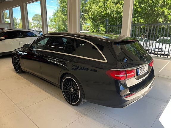 Mercedes-Benz E220 4 of 5