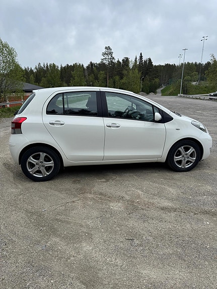 Toyota Yaris 6 of 6