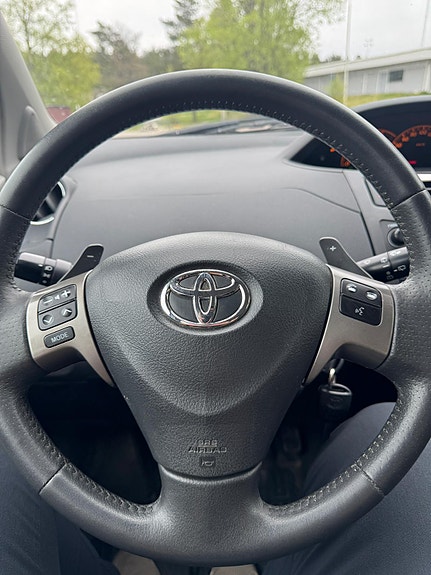 Toyota Yaris 4 of 6