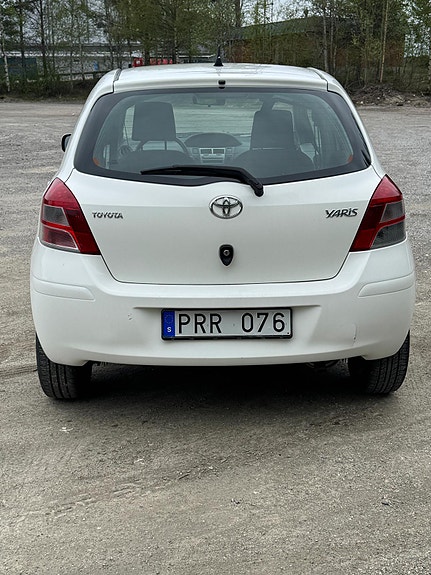 Toyota Yaris 3 of 6