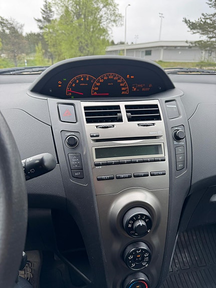 Toyota Yaris 5 of 6