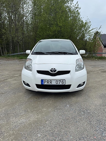 Toyota Yaris 2 of 6