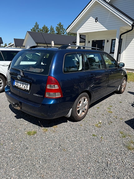 Toyota Corolla 4 of 5