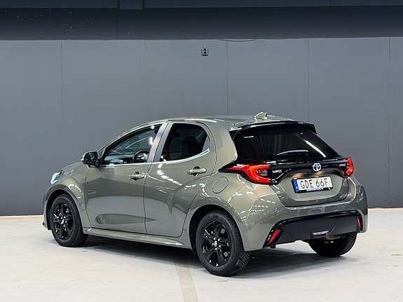 Toyota Yaris 2 of 15