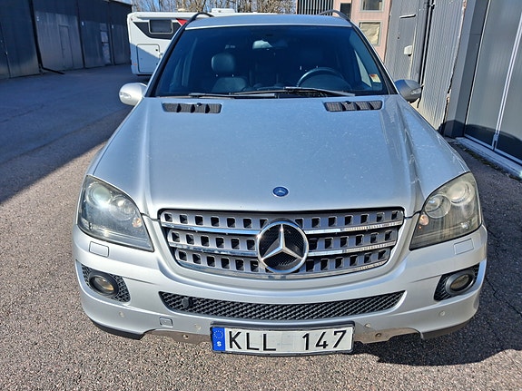 Mercedes-Benz ML320 3 of 5