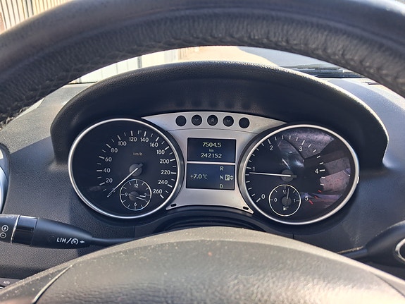 Mercedes-Benz ML320 4 of 5