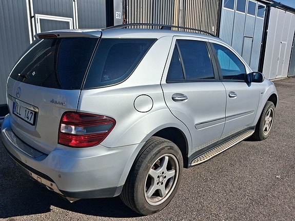 Mercedes-Benz ML320 2 of 5
