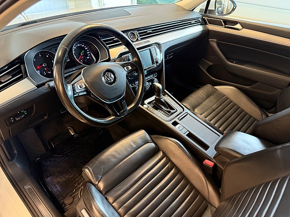 Volkswagen Passat 17 of 30