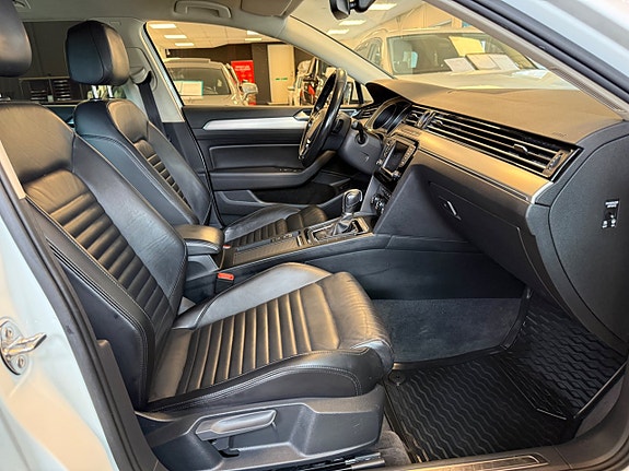Volkswagen Passat 22 of 30