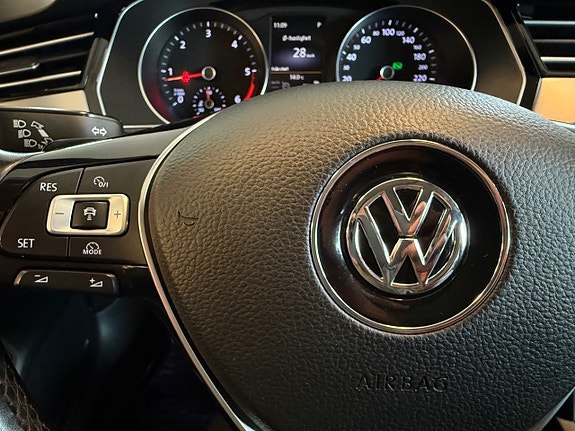 Volkswagen Passat 28 of 30