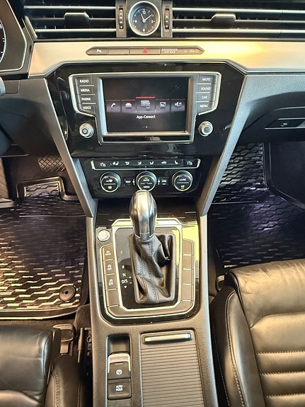 Volkswagen Passat 25 of 30