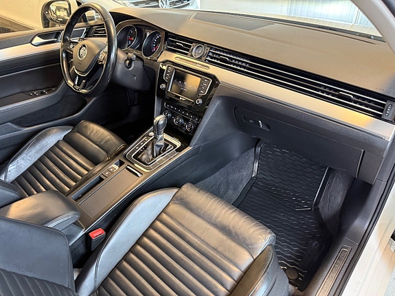 Volkswagen Passat 21 of 30