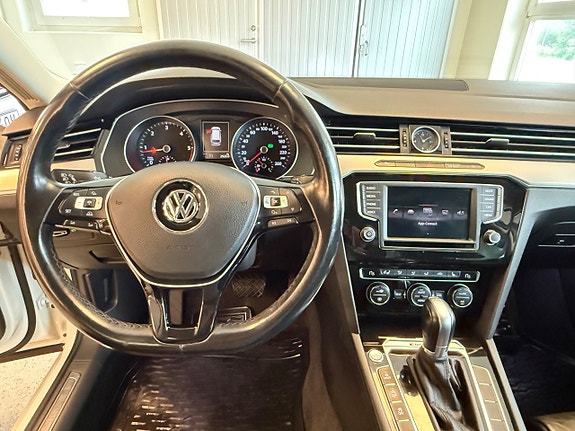 Volkswagen Passat 23 of 30