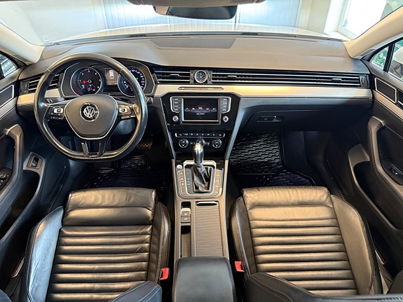 Volkswagen Passat 16 of 30