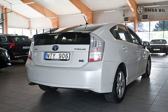 Toyota Prius 4 of 5