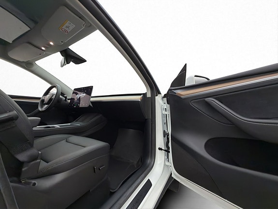 Tesla Model Y 27 of 30