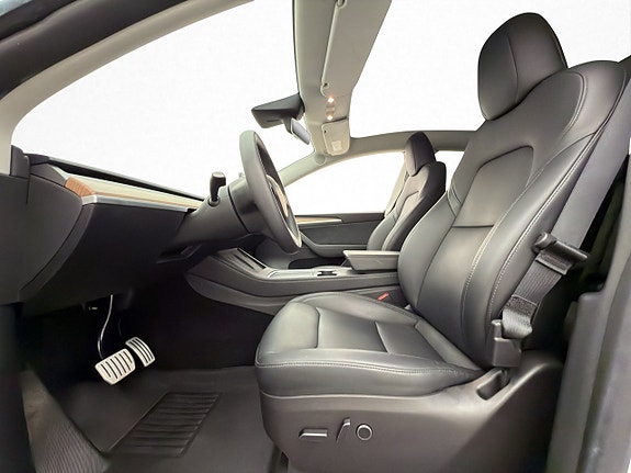 Tesla Model Y 17 of 30