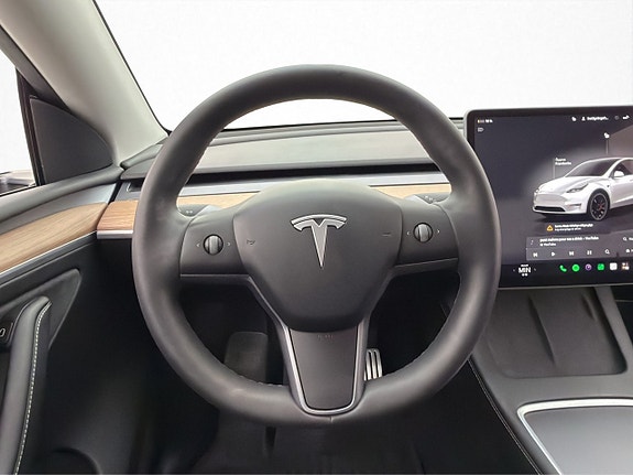 Tesla Model Y 14 of 30