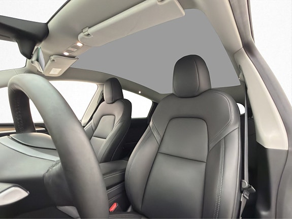 Tesla Model Y 28 of 30