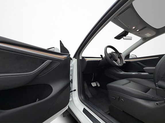 Tesla Model Y 26 of 30