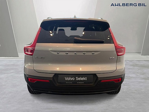 Volvo XC40 4 of 5
