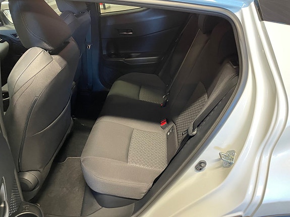 Toyota C-HR 4 of 6
