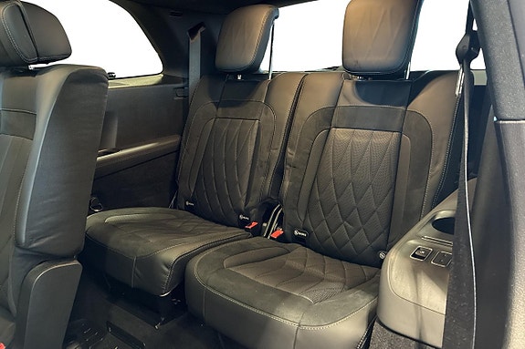 Mercedes-Benz GLS63 15 of 18