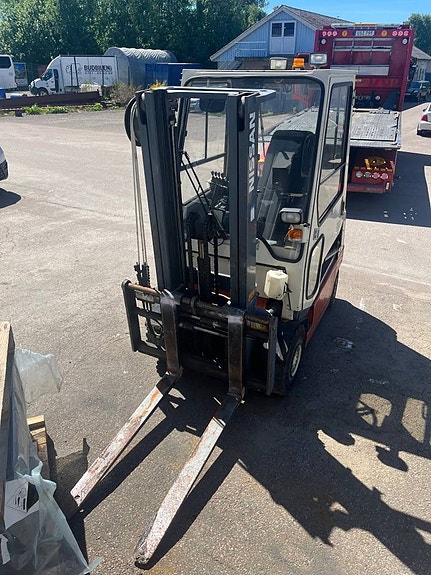 Nissan 2.0 ton gaffeltruck med hytt 4 of 5