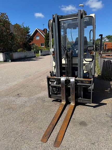 Nissan 2.0 ton gaffeltruck med hytt 3 of 5