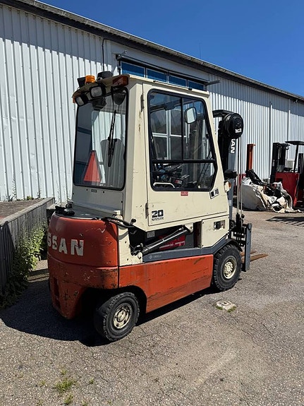 Nissan 2.0 ton gaffeltruck med hytt 2 of 5