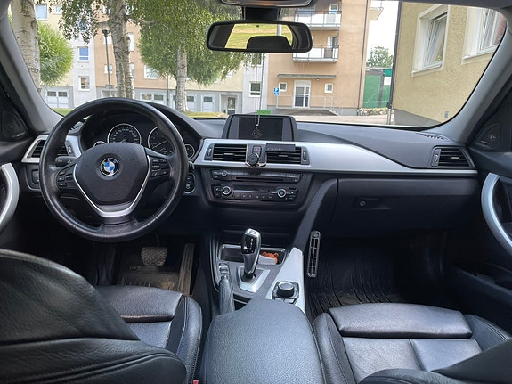 BMW 328i 3 of 5