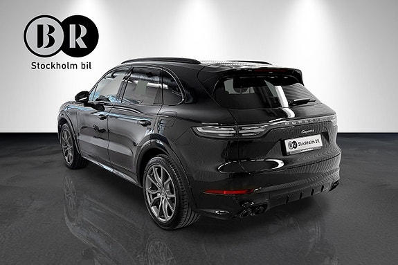 Porsche Cayenne 2 of 5