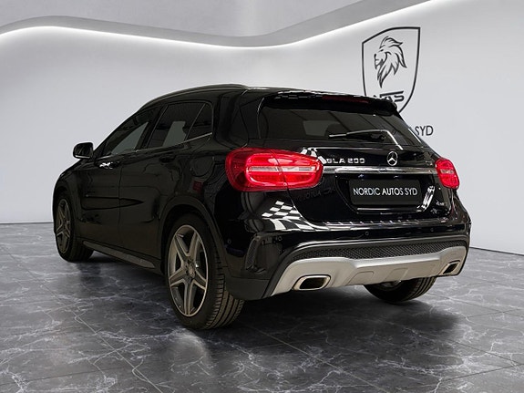 Mercedes-Benz GLA200 3 of 5