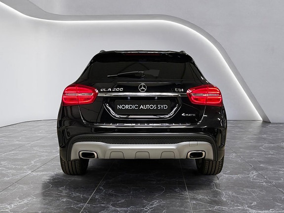 Mercedes-Benz GLA200 4 of 5