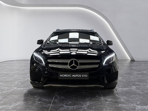 Mercedes-Benz GLA200 8 of 20