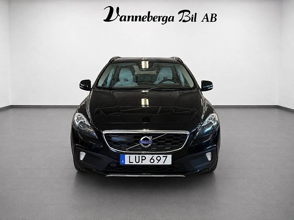 Volvo V40 Cross Country 2 of 8