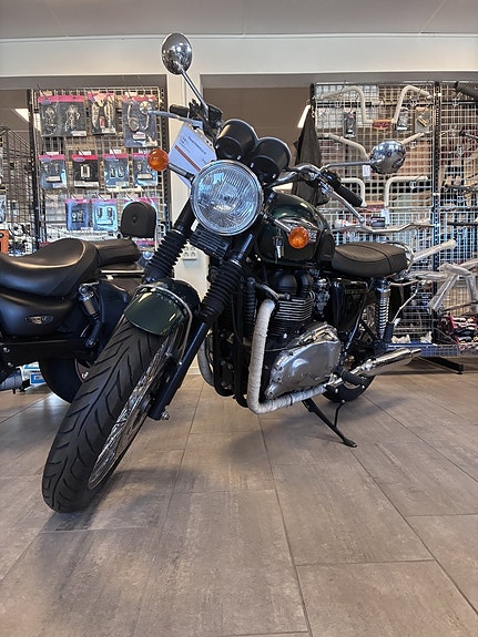 Triumph Bonneville 3 of 5