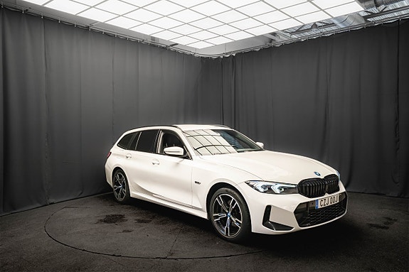 BMW 330e 4 of 5