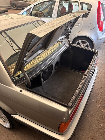 BMW 318i 6 of 8