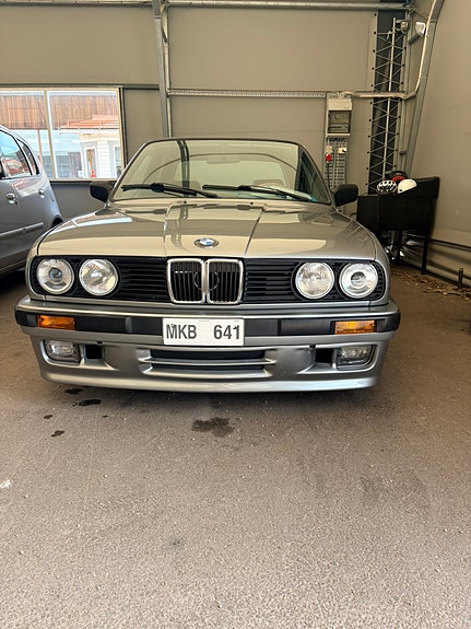 BMW 318i 4 of 5
