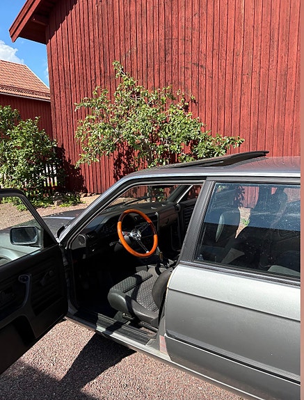 BMW 318i 3 of 5