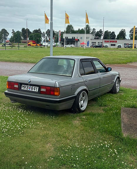 BMW 318i 2 of 5