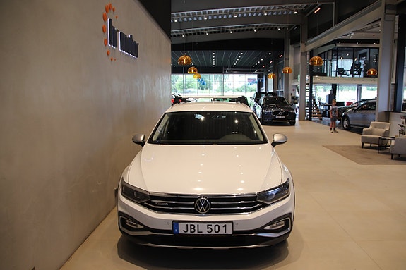 Volkswagen Passat Alltrack 2 of 5