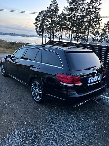 Mercedes-Benz E220 3 of 4
