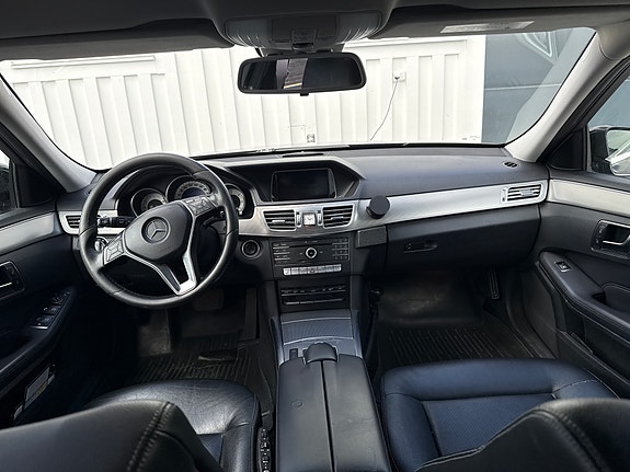 Mercedes-Benz E220 2 of 4