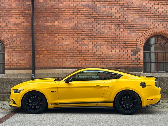 Ford Mustang 2 of 5