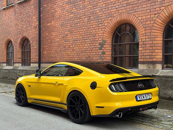 Ford Mustang 4 of 5