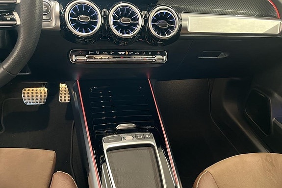 Mercedes-Benz GLB200 12 of 14