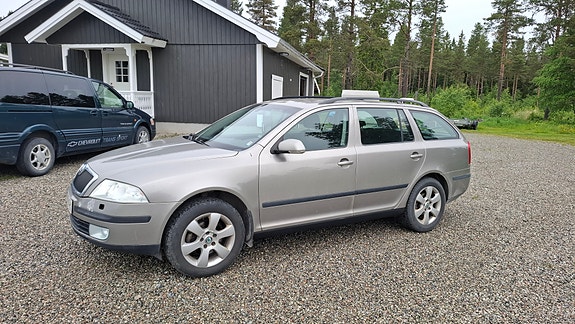 Skoda Octavia 2 of 3